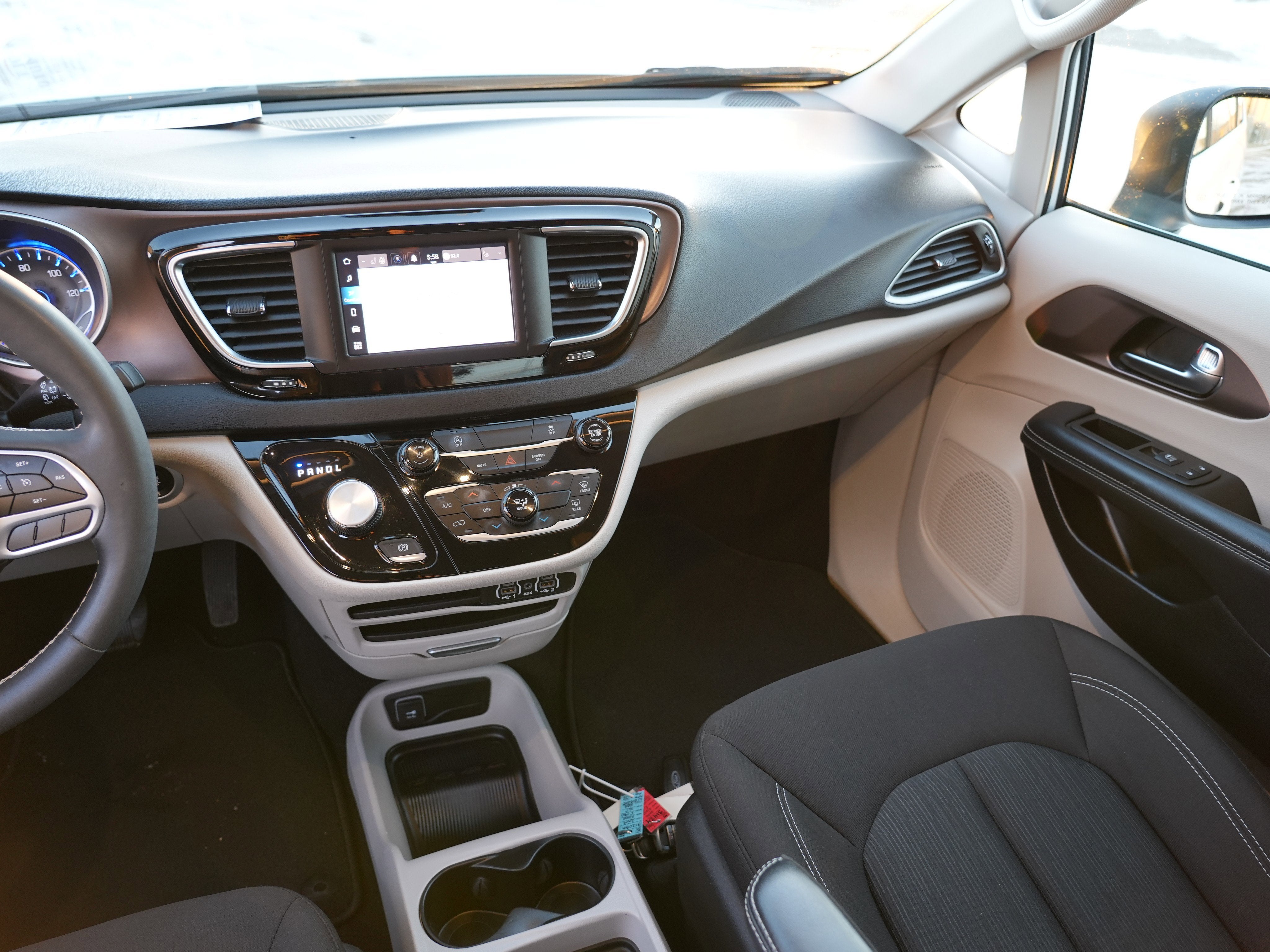 2023 Chrysler Voyager LX