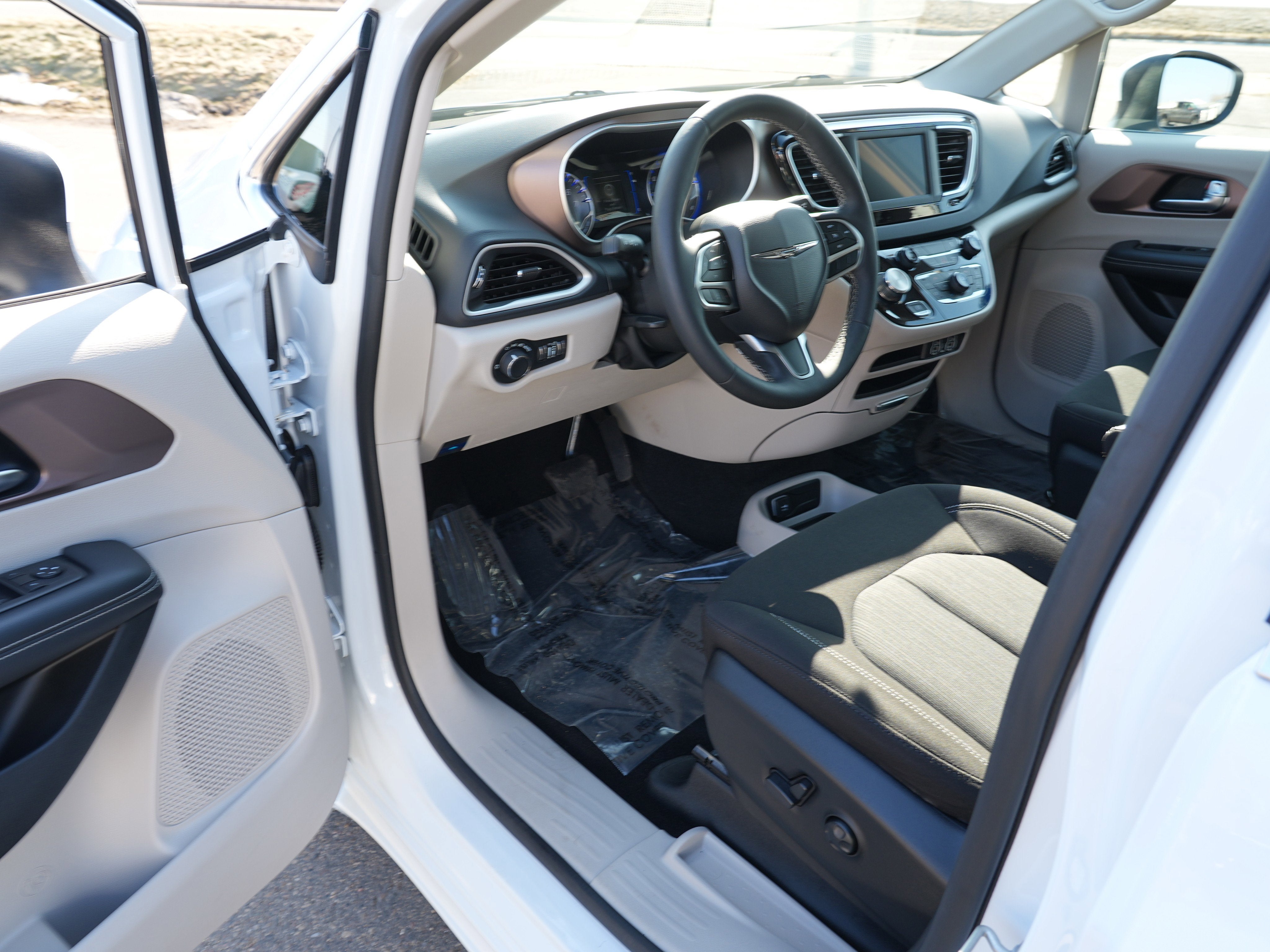 2023 Chrysler Voyager LX