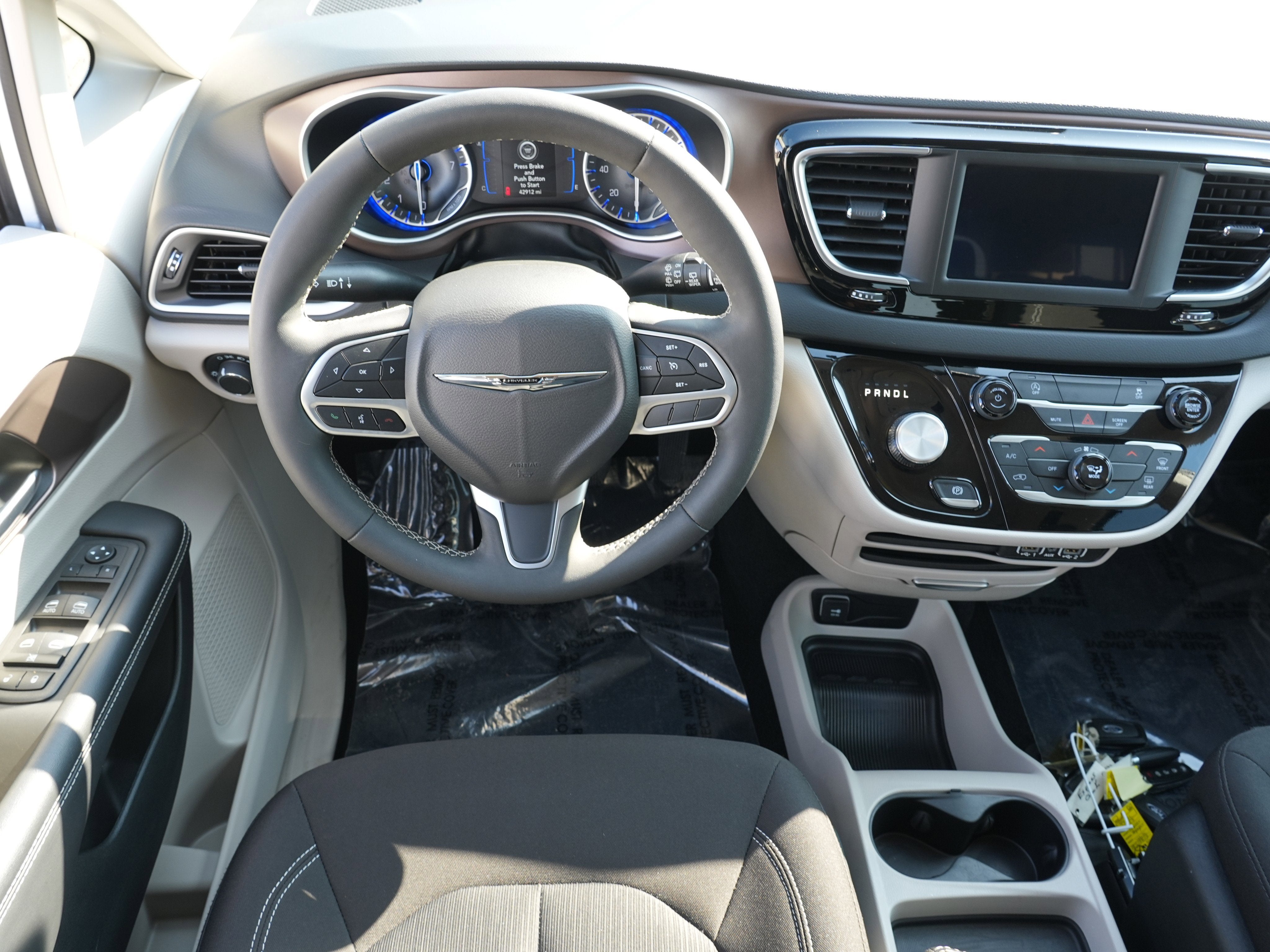 2023 Chrysler Voyager LX